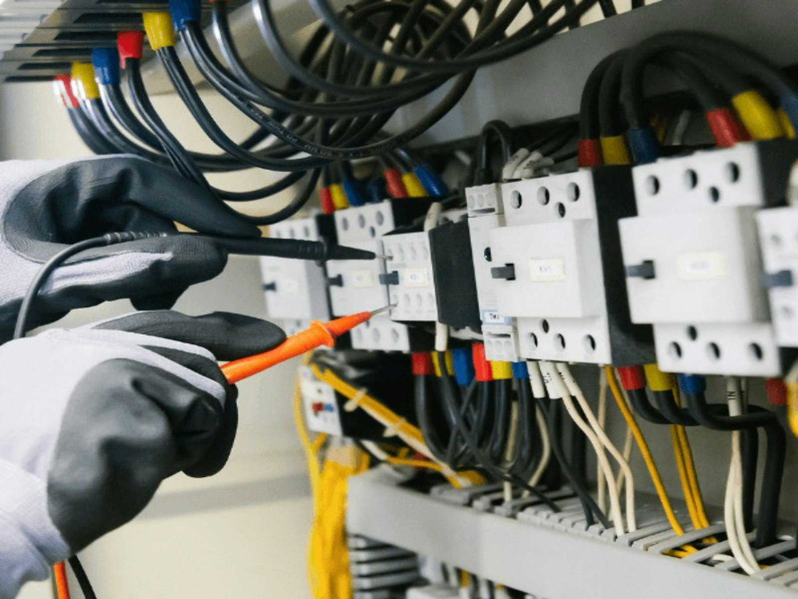 Elektriker prüft eine Schalttafel mit dem Multimeter