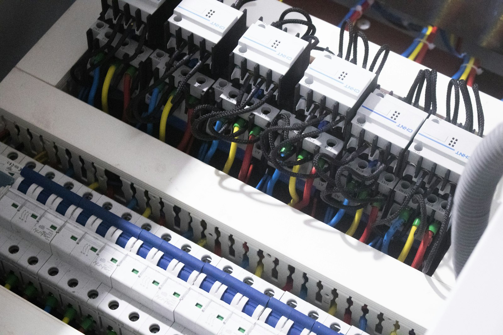 Sauber verdrahteter Schaltschrank mit Sicherungsautomaten