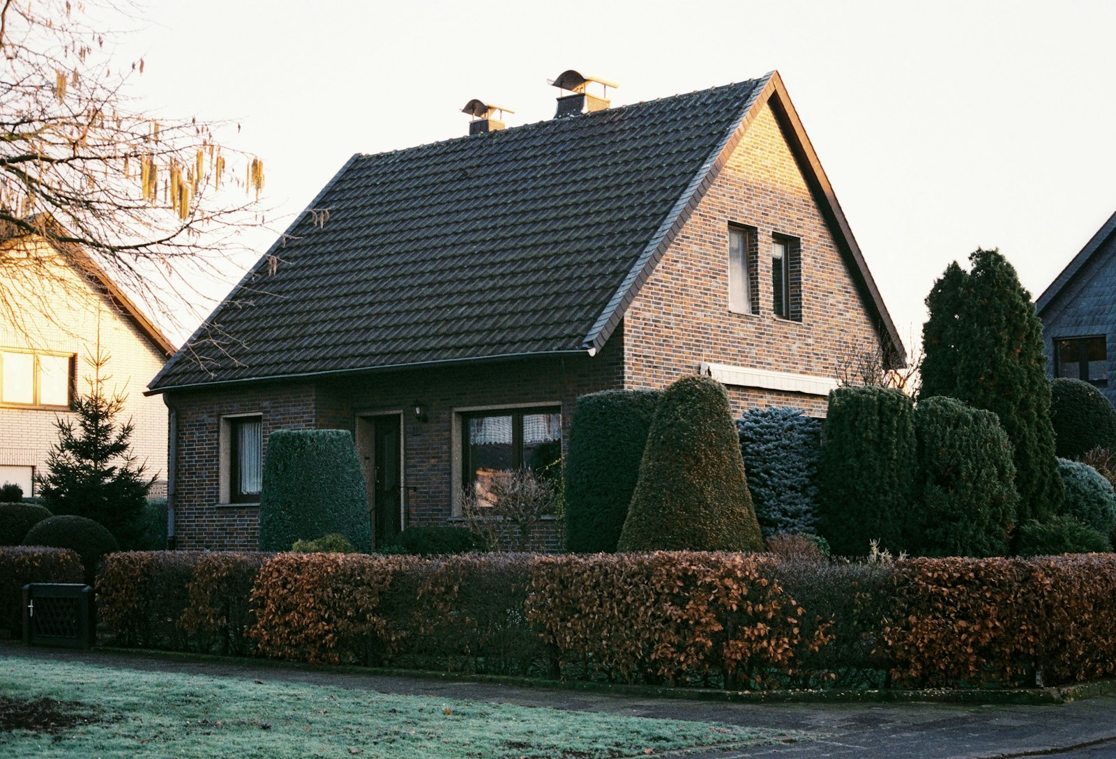 Klinker-Einfamilienhaus mit gepflegter Hecke
