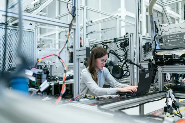 Industrielle Elektroinstallation in einer Halle