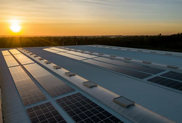 Solarmodule auf einem Dach im Abendlicht