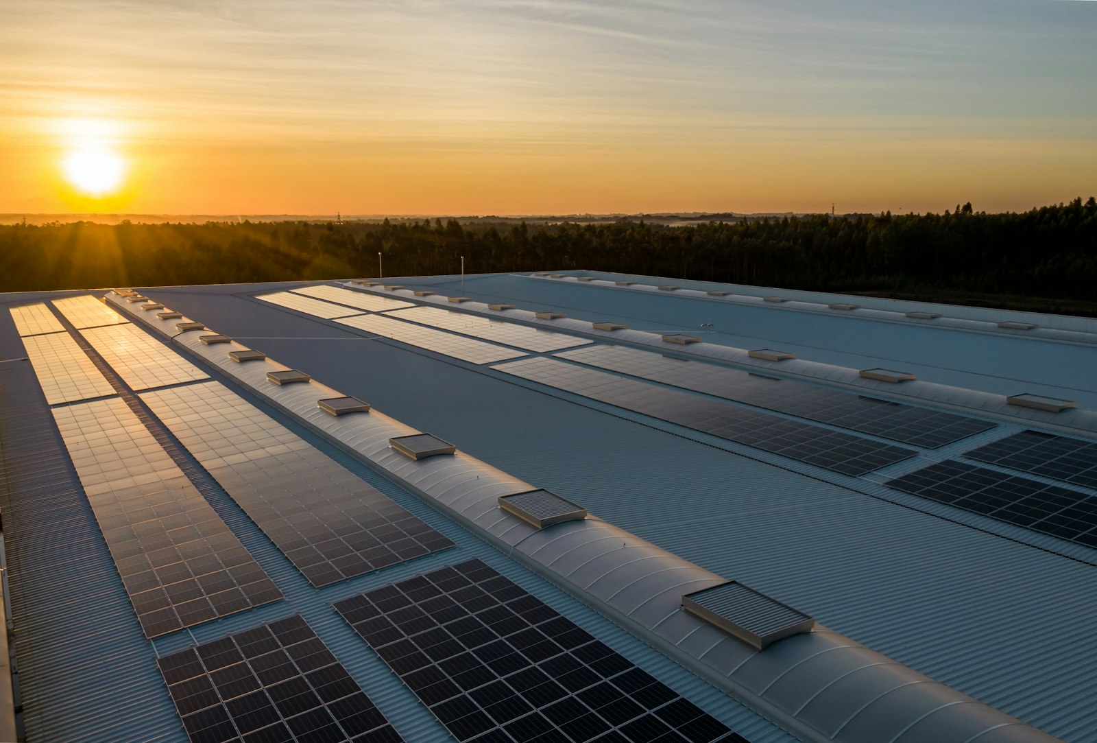 Photovoltaik-Anlage auf einem Dach im Sonnenuntergang